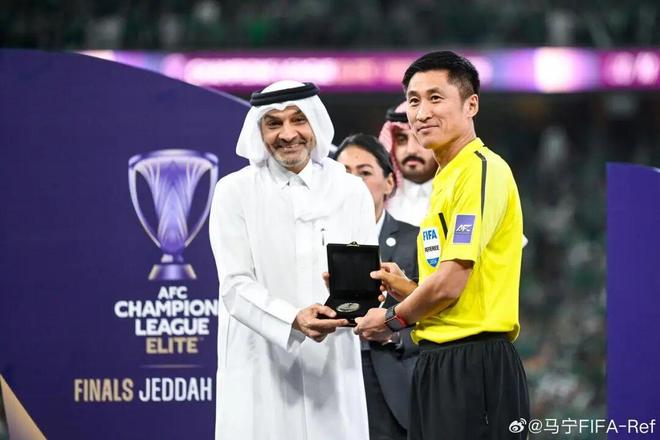 亚冠赛场爆发激烈冲突，多名球员因冲撞主裁判马宁被俱乐部内部严惩，同时或将面临亚足联更严厉的追加处罚，事件引发广泛关注